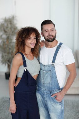 güzel genç çift ayakta yeni bir daire içinde. Fotoğraf olan bir