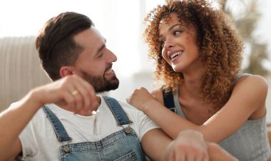 Yeni evinde kanepede oturan genç Çift