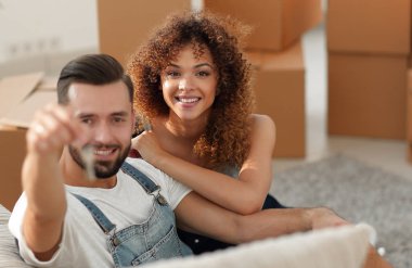 Yeni bir daire için bir anahtar ile genç Çift.