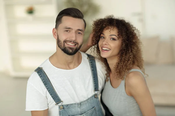 Giovani felici in piedi in una nuova casa — Foto Stock