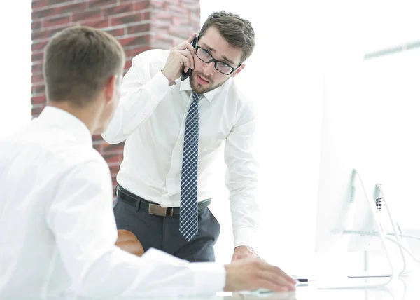 Uomo d'affari sicuro risolve i problemi di lavoro — Foto Stock