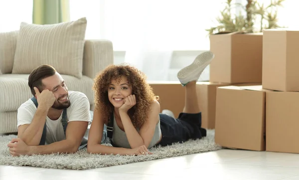 新しい家に移動の概念。床に横たわって幸せなカップル — ストック写真
