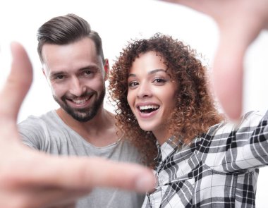 yeni evliler parmakları çerçevede bak.