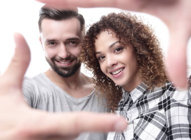 yeni evliler parmakları çerçevede bak.