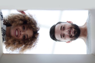 Kutunun içini arıyor yeni evliler altından göster.