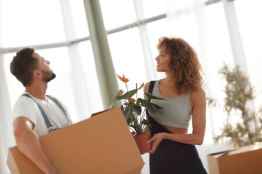 Karı koca şeyler kutularıyla yeni bir daireye getirin