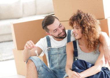 arka planda birkaç büyük karton kutuları gülümseyen.