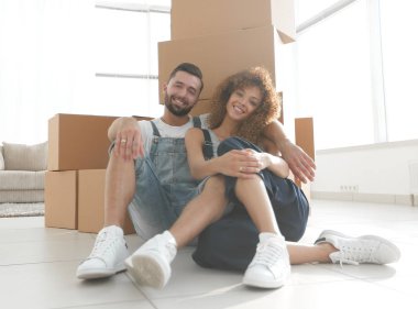 yeni bir daireye taşıma kavramı. Mutlu çift