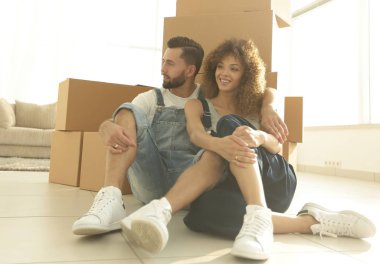 Yeni dairende evli çift oturma yakınındaki karton kutuları