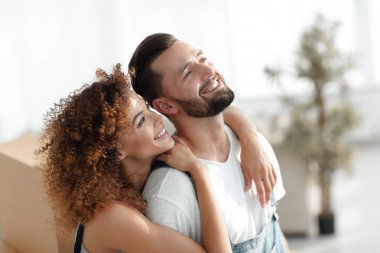 Mutlu evli çift yeni bir daire inceliyor