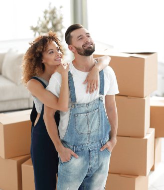 Mutlu evli çift yeni bir daire inceliyor