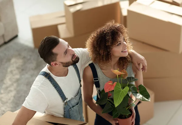 Όμορφο νεαρό ζευγάρι μεταφέρει κουτιά σε ένα νέο σπίτι. — Φωτογραφία Αρχείου