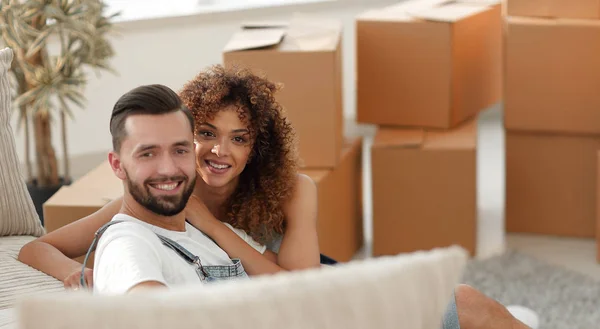 Νεαρό ζευγάρι σε ένα νέο διαμέρισμα. Έννοια της ευημερίας — Φωτογραφία Αρχείου