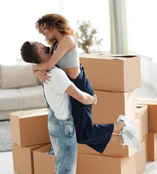 Portrait d'un couple heureux déménageant dans une nouvelle maison — Photo