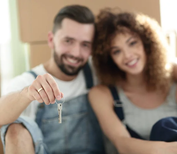 Close-up de um jovem casal em um fundo de caixas de papelão — Fotografia de Stock