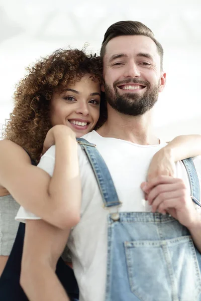 Retrato de close-up de um casal recém-casado em um fundo de caixas — Fotografia de Stock