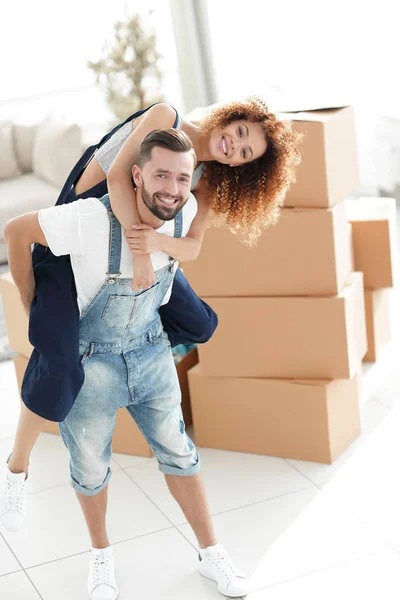 Casal de família feliz abraçando em uma nova casa — Fotografia de Stock