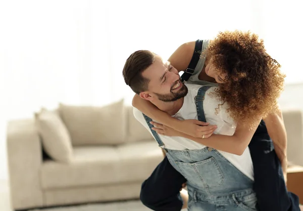 Esposa abraça seu marido em um novo apartamento . — Fotografia de Stock