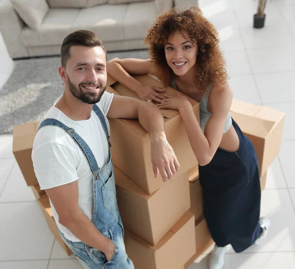 Retrato de uma jovem família em um novo apartamento . — Fotografia de Stock