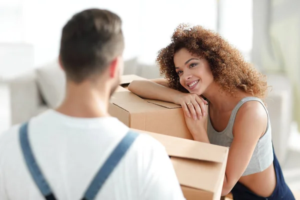 Portret van een jonge vrouw als verhuizen naar een nieuw huis — Stockfoto