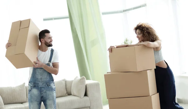 Jeune famille transporte des boîtes dans un nouvel appartement . — Photo