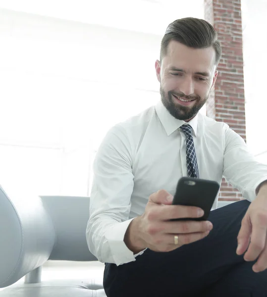 Seriös affärsman sitter vid skrivbord i office — Stockfoto