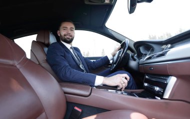 Yan emin işadamı görünümünden oturur direksiyonda bir