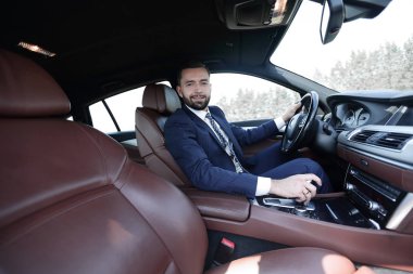 Yan emin işadamı görünümünden oturur direksiyonda bir