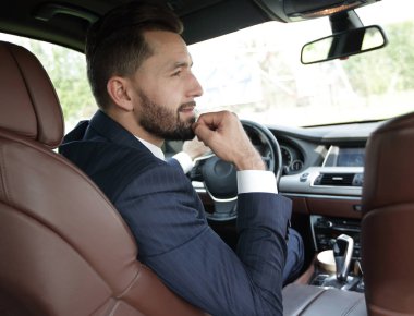 Arabasında emin iş adamı.