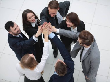 Yakın plan. Elleri bağlı neşeli bir iş ekibi.