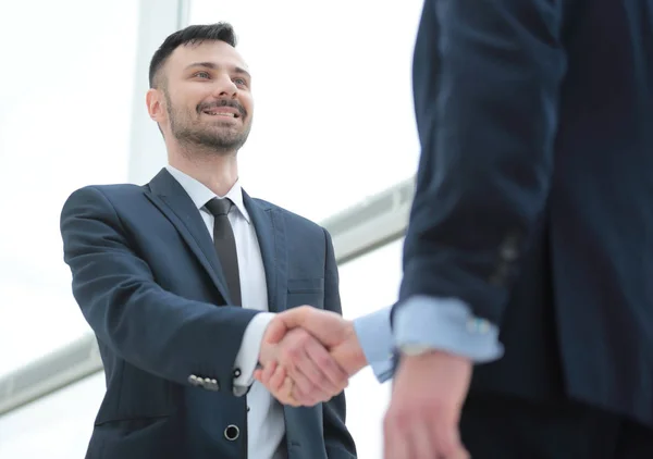 Handslag av affärspartners efter ett gynnsamt handelsavtal — Stockfoto