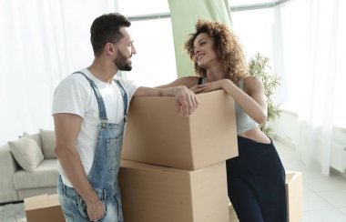 Sevgi dolu çift ayakta kutuları yanında