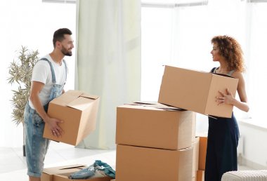 Genç aile yeni bir ev kutuları açma.