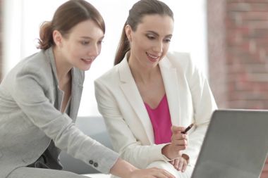 Proje işbirliği tartışırken iki iş kadınları