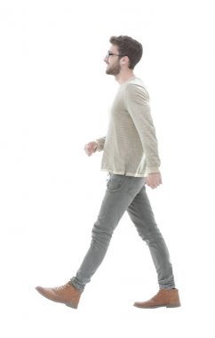 Yan görünümü. İleri yürüyen genç gülümseyen adam