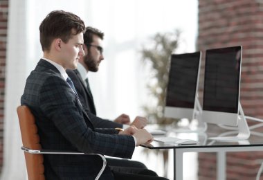 çalışanların iş modern ofisindeki bilgisayarlar ile