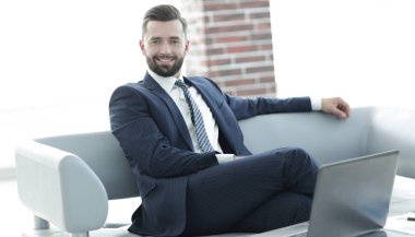 Ofis lobisinde oturan başarılı bir iş adamı portresi