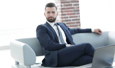Ofis lobisinde oturan başarılı bir iş adamı portresi