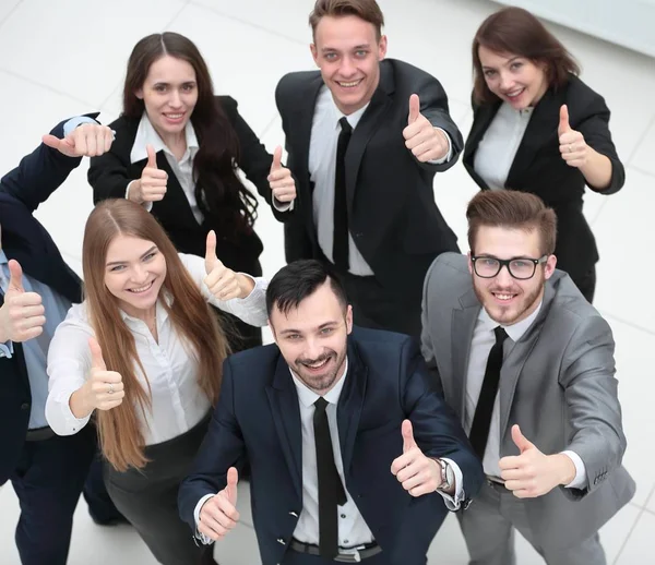 Başarılı bir iş ekibi baş parmak kaldırıyor.