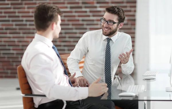 Gerente conversando com um colega — Fotografia de Stock