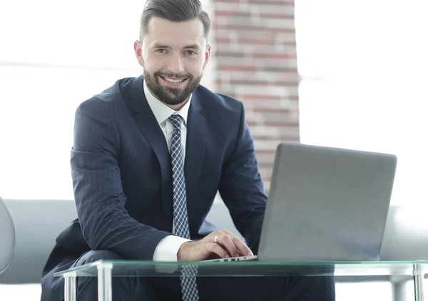 Primer plano de un hombre de negocios que trabaja en una computadora portátil — Foto de Stock