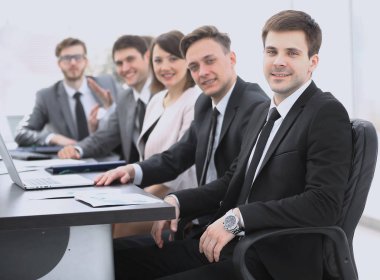 Proje Yöneticisi ve masada oturan profesyonel iş takım