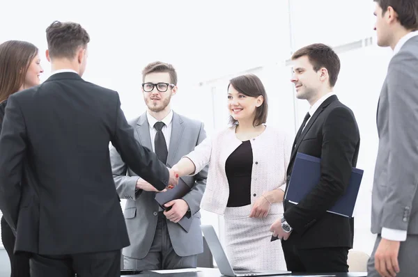 Handschlag von Geschäftspartnern neben ihren Anwälten — Stockfoto