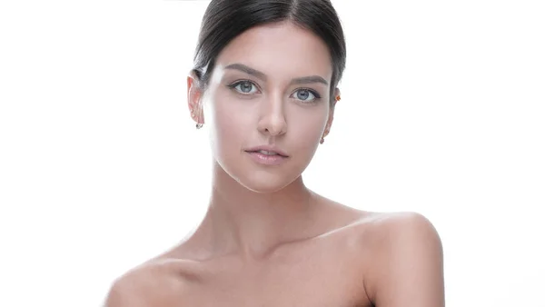 Närbild porträtt av en ung kvinna med naturlig make-up. — Stockfoto