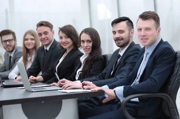 Equipe de negócios sentado na mesa na sala de conferências — Fotografia de Stock