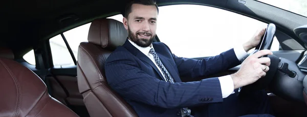 Portrét jistý podnikatel řídit auto — Stock fotografie