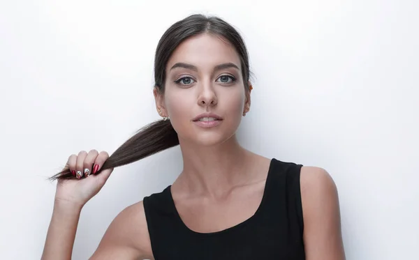 Porträt einer jungen Frau, die ihr Haar berührt — Stockfoto