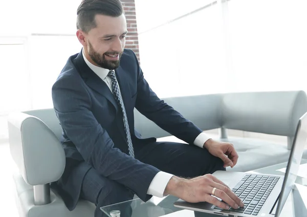Sonriente hombre de negocios navegar información en el ordenador portátil , — Foto de Stock