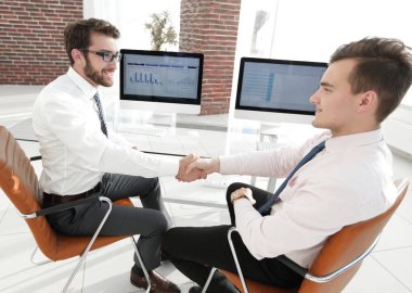 Masa başında oturup karşılıklı Mali ortaklar