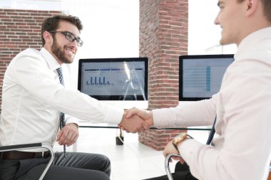 Masa başında oturup karşılıklı Mali ortaklar